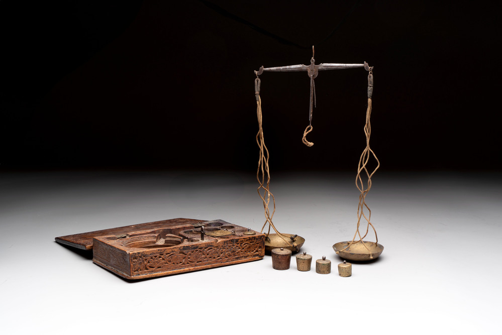 An Ottoman jewellery scale with a wooden box with brass weights, 18/19th C.