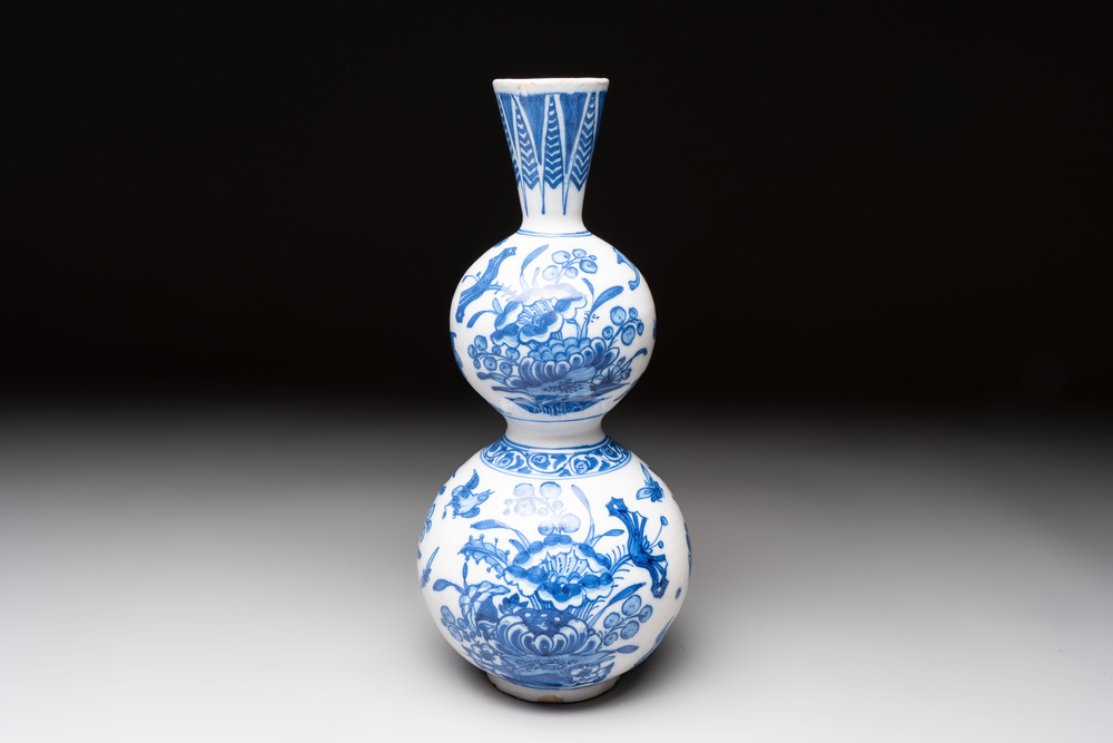 A blue and white Dutch or English Delft chinoiserie Transitional-style double gourd vase, 17th C.