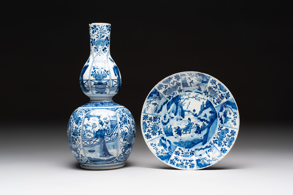 A blue and white Dutch Delft chinoiserie Kangxi-style 'Long Eliza' double gourd vase and a plate, early 18th C.