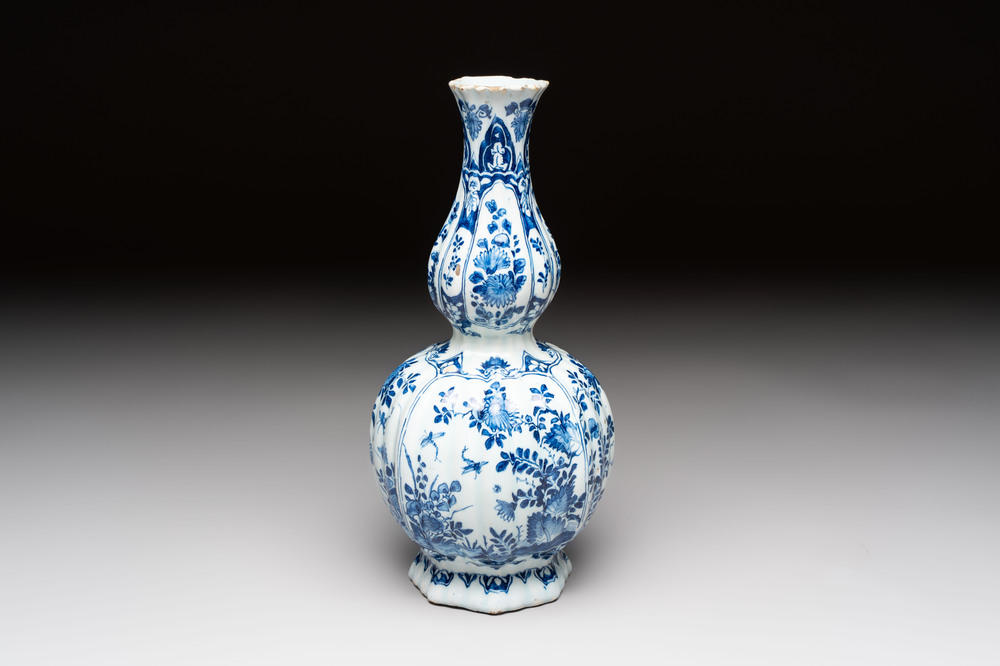 A blue and white Dutch Delft ribbed chinoiserie Kangxi-style double gourd vase, early 18th C.