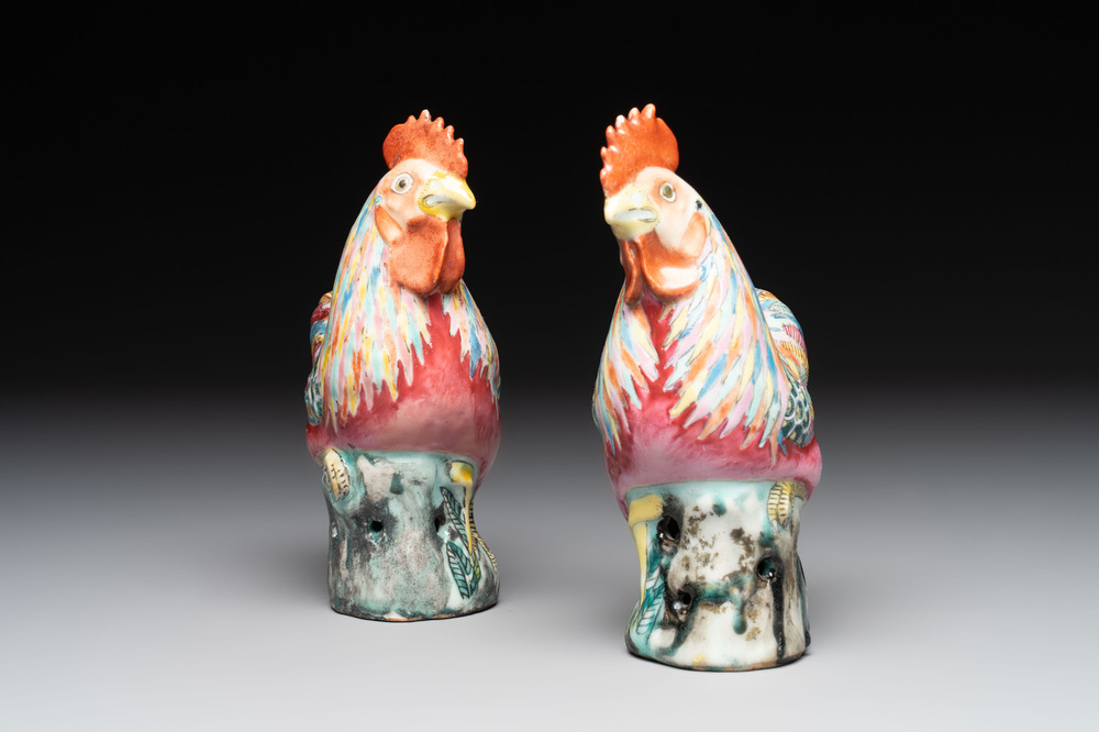A pair of Chinese famille rose models of roosters, 18/19th C.