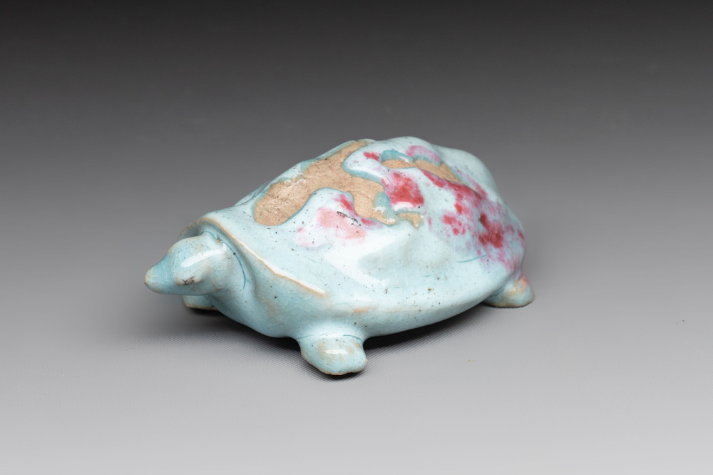 A Chinese jun-type purple-splashed model of a turtle, 17/18th C.