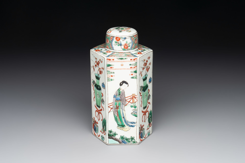 A Chinese famille verte hexagonal tea caddy and cover, 18/19th C.