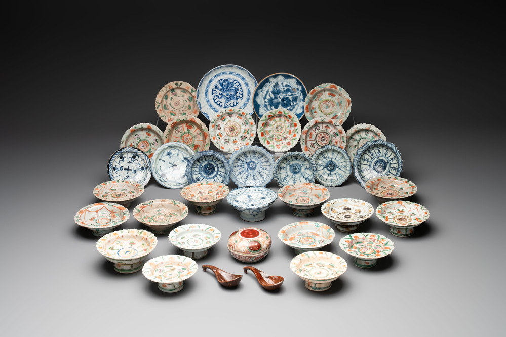 A large collection of 30 Chinese blue, white and famille verte tazzas, two blue and white plates, a Swatow covered box and two spoons, 19th C.