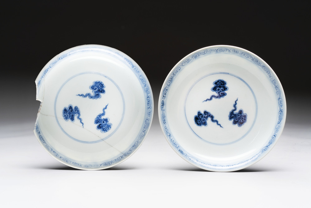 A pair of Chinese blue and white plates with clouds design, Xuande mark, 20th C.