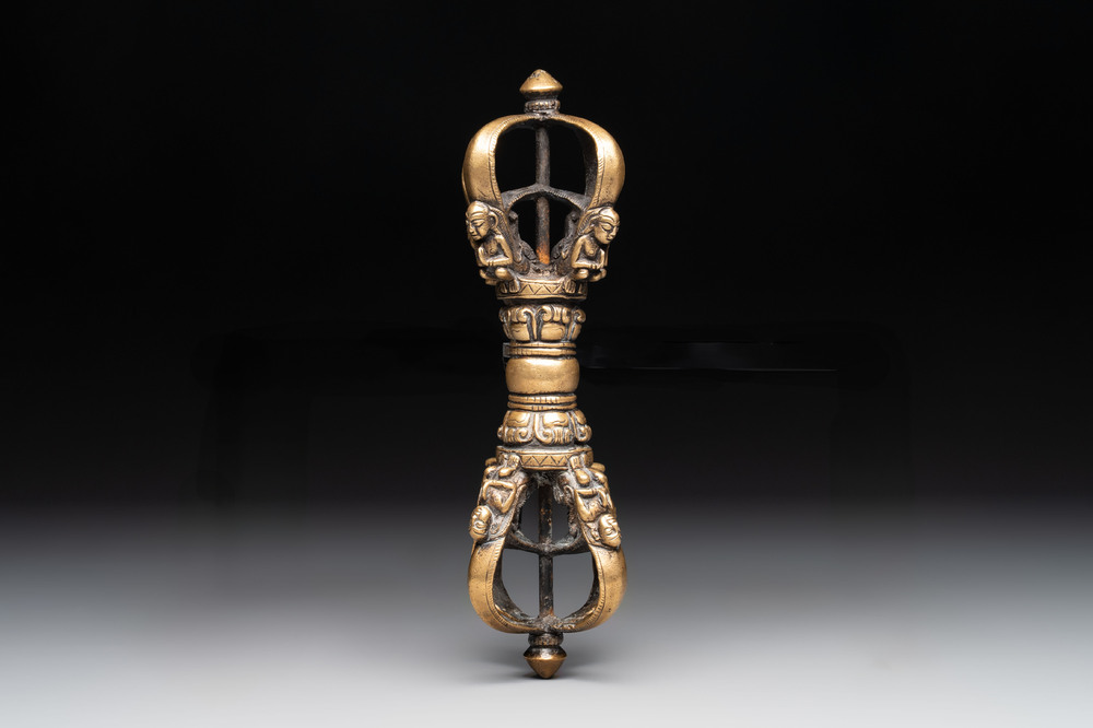 A Tibetan bronze vajra, 17/18th C.