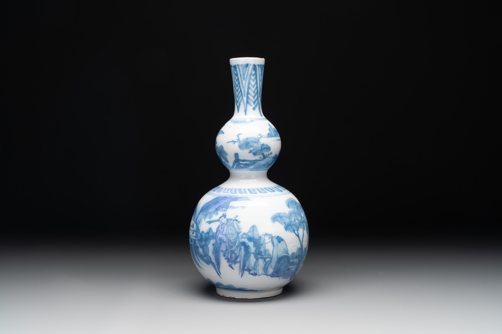 A blue and white Dutch Delft double gourd chinoiserie vase, 17th C.