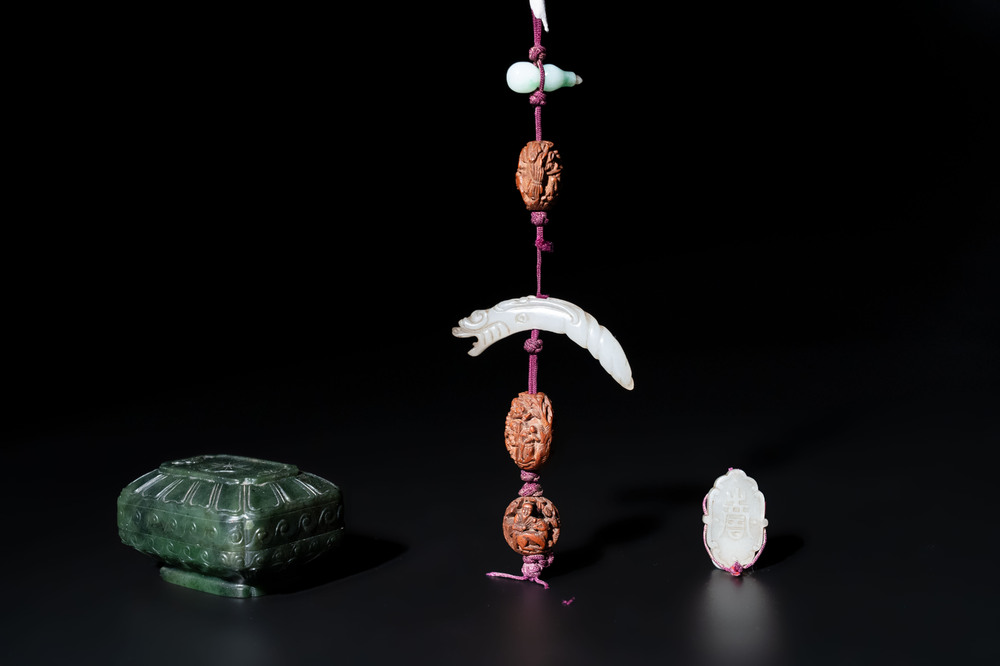 A small Chinese spinach-green jade covered box and two white jade pendants, 18/19th C.