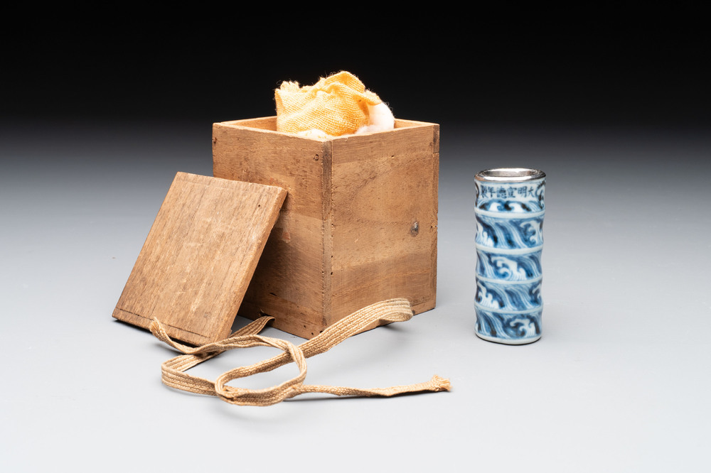 A Chinese blue and white silver-mounted 'sea waves' bird feeder and a wooden box, Xuande mark, 19/20th C.