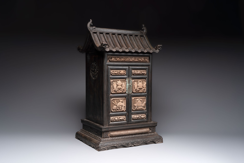 A Chinese hongmu house-form cabinet with antiquities design, 18/19th C.