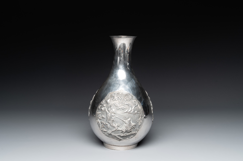A Chinese silver 'battle scenes' 'yuhuchunping' vase, 19/20th C.