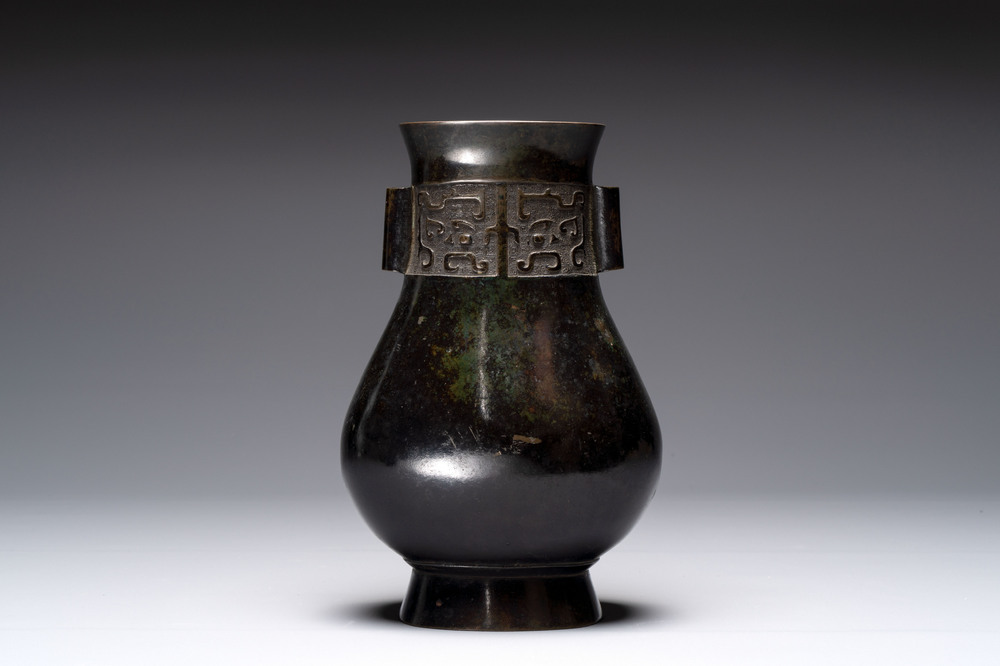 A fine Chinese archaistic bronze 'Touhu' vase with Taotie design, 17/18th C.