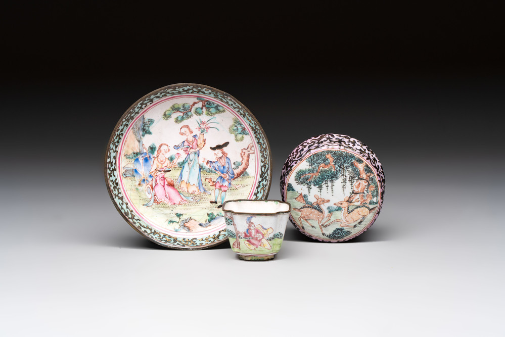 A Chinese Canton saucer, a cup and a covered box, 18th C.