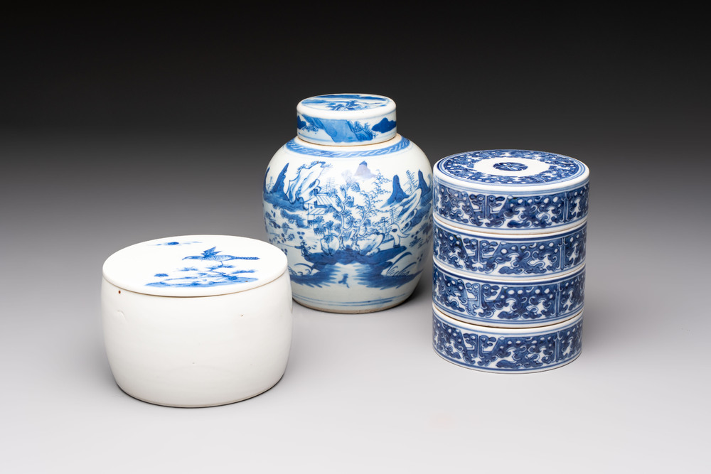A Chinese blue and white Wang-Bu-style go stones or Yunzi 雲子 box, a four-tier stacking box and a covered jar, 19th C.
