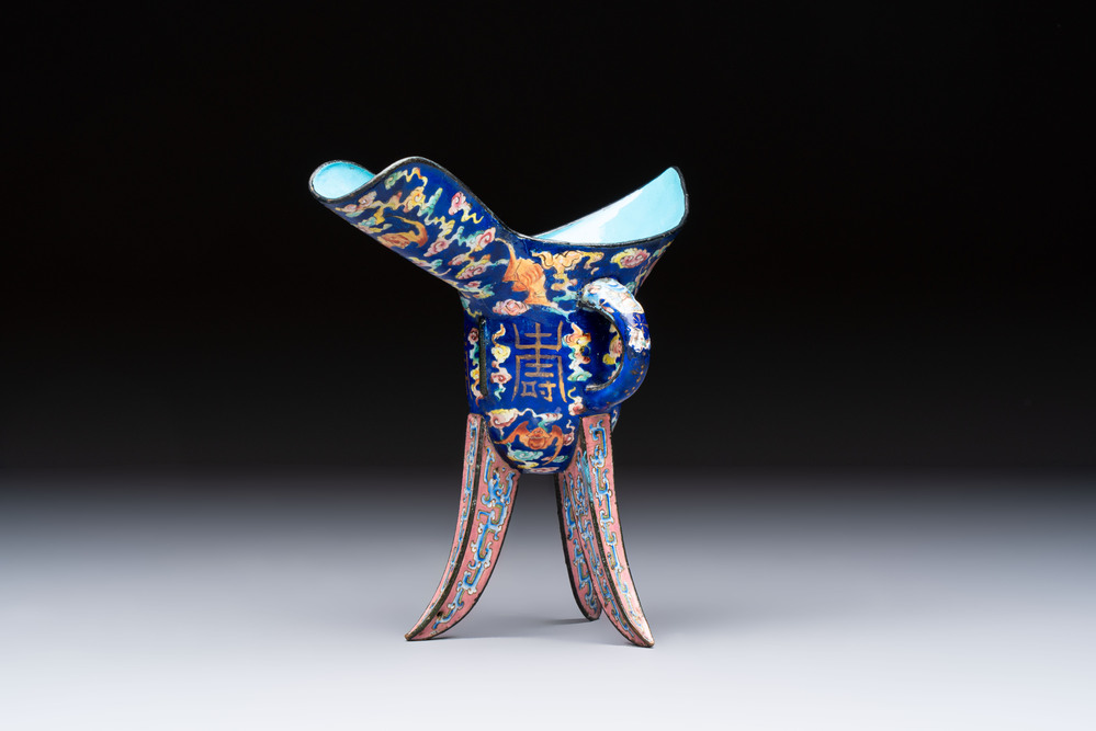 A Chinese Canton enamel tripod ritual wine vessel with bats and 'Shou' design, 'Jue 爵', 19th C.