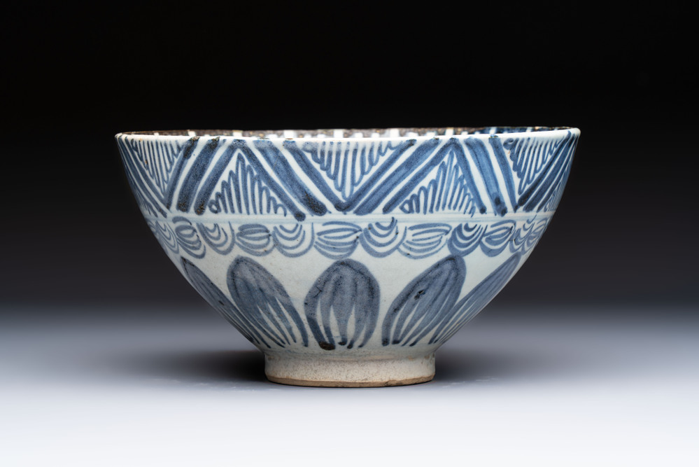 A large Chinese blue and white 'Lotus' bowl, Song Yu 松玉 mark, Anyuan Bantiantang kiln, 17th C.