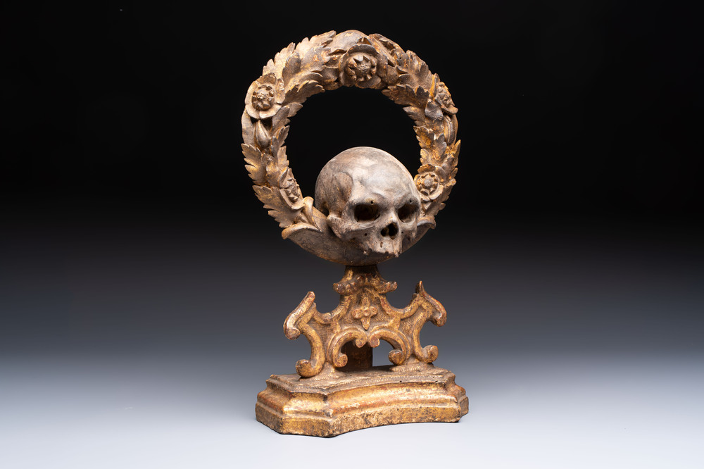 An Italian 'Memento Mori' wooden funerary palm holder with a plaster skull, 19th C.