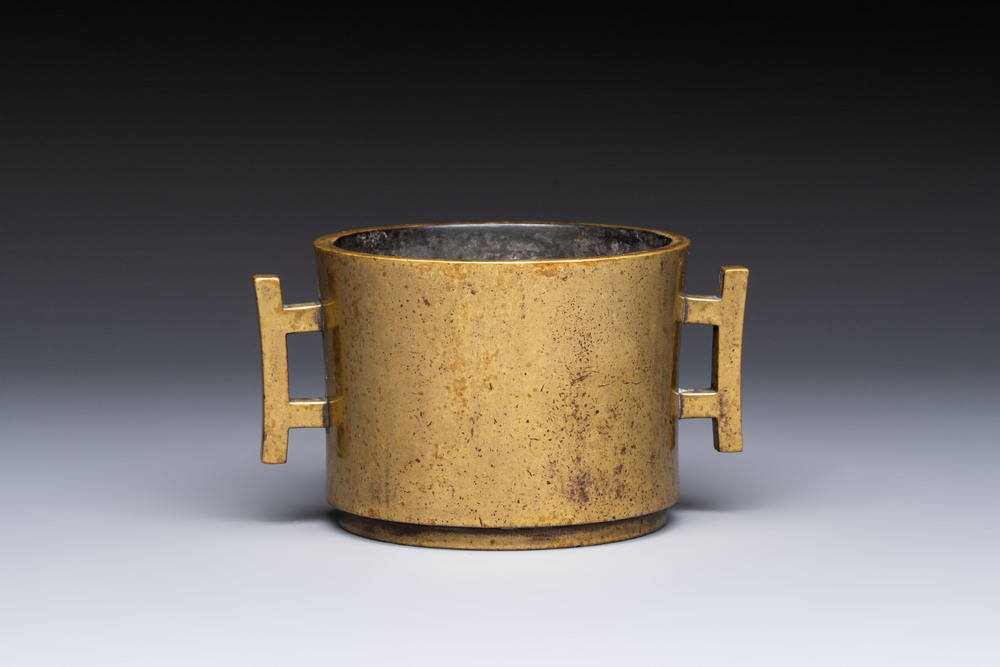 A Chinese bronze censer with 'Ji' handles, Xuande mark, 17/18th C.