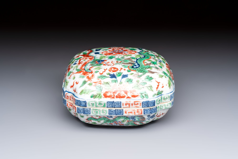 A Chinese wucai square box and cover with dragon and peony design, Wanli mark, 19/20th C.