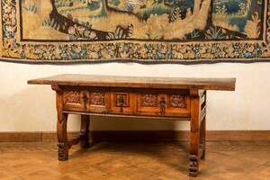 Een Spaanse notelaren tafel met drie lades, 17e eeuw