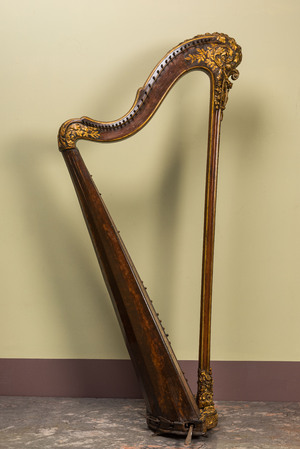 A partly gilt wooden harp, probably France, 18/19th C.