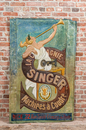 Une plaque publicitaire en zinc moulé et peint pour le magasin de 'Singer' machines à coudre à Nice, France, début du 20ème