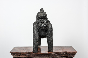 Een zwartbeschilderde polystone gorilla met jong, 20e eeuw