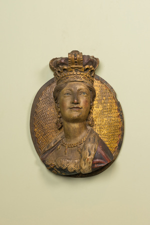 A polychromed and gilt wooden portrait bust of the English queen Victoria, 19th C.