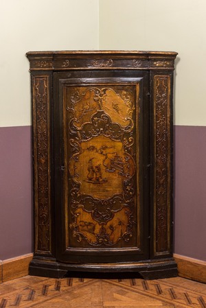 A painted wooden corner cupboard with chinoiserie design, probably Italy, 18th C.