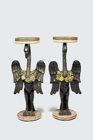 Paire de selettes en bois sculpté et polychrome figurant des cygnes ornées de fleurs, vers 1900