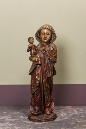 Een Duitse polychrome en vergulde notelaren sculptuur van een Madonna met Kind, Midden-Rijngebied, 2e helft 15e eeuw