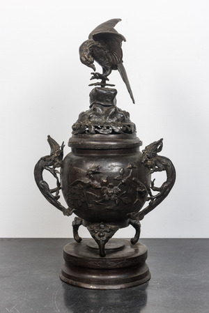 Un koro couvert sur piedouche en bronze patiné à décor d'oiseaux, de dragons et de branches fleuries, Japon, Meiji, 19ème