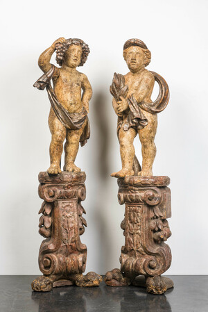 Paire de grands putti allégoriques sur socles en bois polychromé, probablement Italie, 18ème