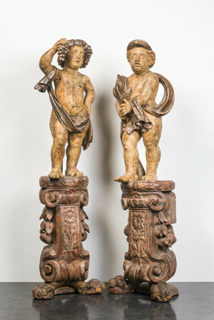 Een paar grote polychrome houten allegorische putti op sokkels, wellicht Italië, 18e eeuw