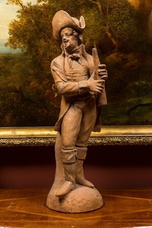 Een terracotta figuur van een fluitspeler, 19e eeuw