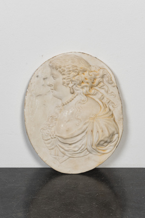 Médaillon ovale en marbre sculpté au portrait d'une femme noble en buste, 17/18ème