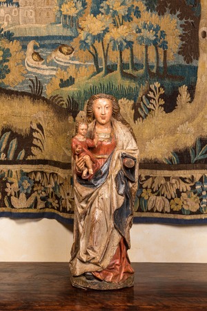 Een grote Vlaamse polychrome en vergulde eikenhouten Madonna met Kind, 2e helft 16e eeuw