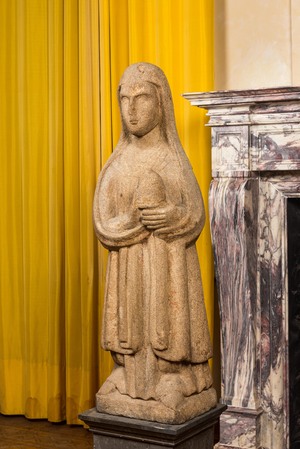 Importante sainte femme myrophore en granite sculpté, Bretagne, 16ème