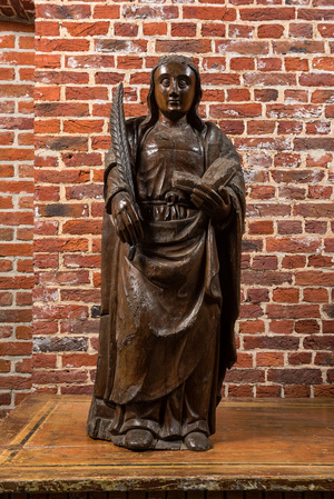 Een grote houten sculptuur van Sint-Barbara, 16/17e eeuw