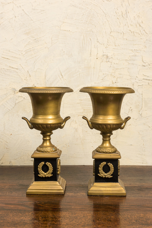 A pair of French gilt and patinated bronze Medici vases, 19/20th C.