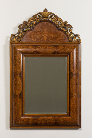 Miroir en marqueterie à couronne en bois doré, 19ème