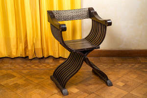 Chaise pliable de type 'dantesca' en bois, Italie, 17/18ème