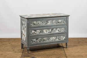 Commode à trois tiroirs peinte en faux marbre, 20ème