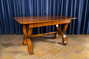 A German veneered wooden Biedermeier table with marquetry, 19th C.