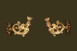 A pair of gilt wooden wall appliques with crowned cherubs, 18th C.