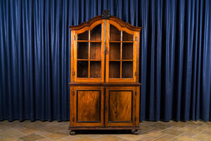 Vitrine en bois colonial à quatre portes et deux tiroirs à l'intérieur, vers 1800