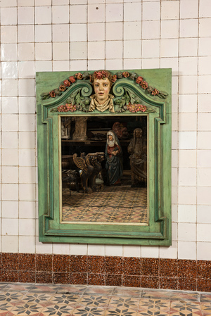 Een rechthoekige polychrome houten neoclassicistische spiegel met centraal mascaron, 19e eeuw