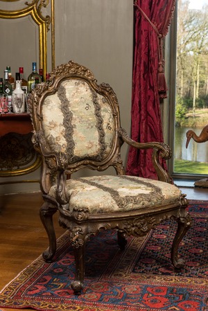 Fauteuil Louis XV en bois sculpté et doré tapissé de brocart d'argent, Italie,18ème