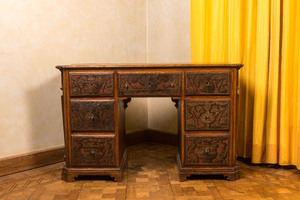 Bureau à six tiroirs aux panneaux peints, 19ème