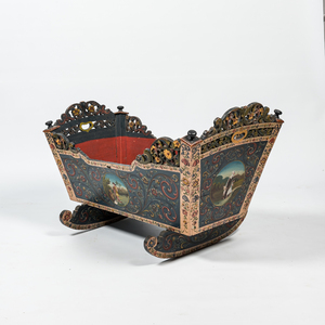 Een polychrome houten Hindeloopen wieg, ca. 1900